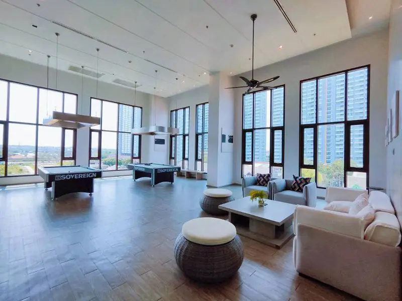  1 bed condo at Aeras luxury beachfront condominium  near Jomtien Beach. Withs 5-star facilities to let you enjoy a 360-degree overlooking with world famous Pattaya Bay 