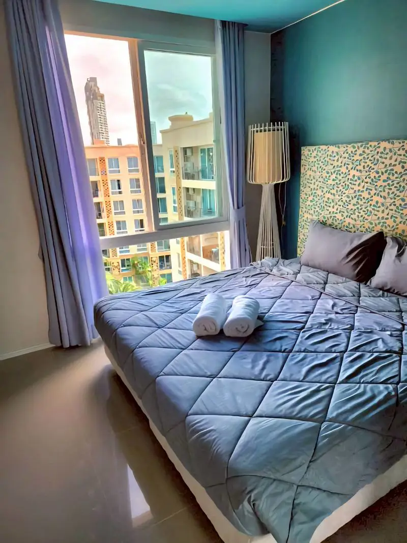 2 bed Condo Central Pattaya with Communal Pool, Gardens,  On-site Bars and Restaurants , Fitness Center and  Jacuzzi 