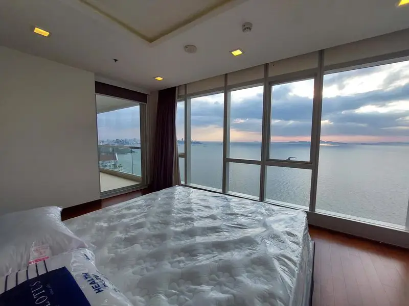 2 bed condo at Palm beachfront condominium with sea views of Pattaya Golf, and  beach frontage.  fully furnished with the balcony for panoramic sea view
