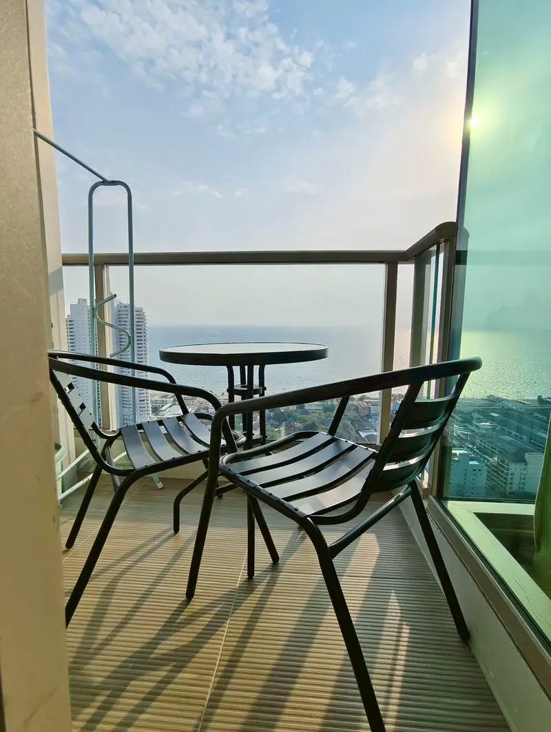 Riviera Jomtien Studio for sale luxury condominium with a  full range of facilities with children's playground, rooftop pool with sunbeds, and a communal gym, allowing commune overlooking sea view. The project is 200 meters close to Jomtien Beach