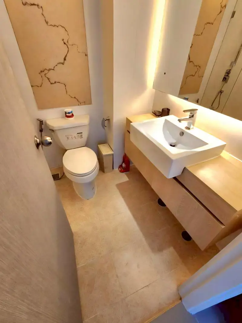 2 bed Condo Central Pattaya with Communal Pool, Gardens,  On-site Bars and Restaurants , Fitness Center and  Jacuzzi 