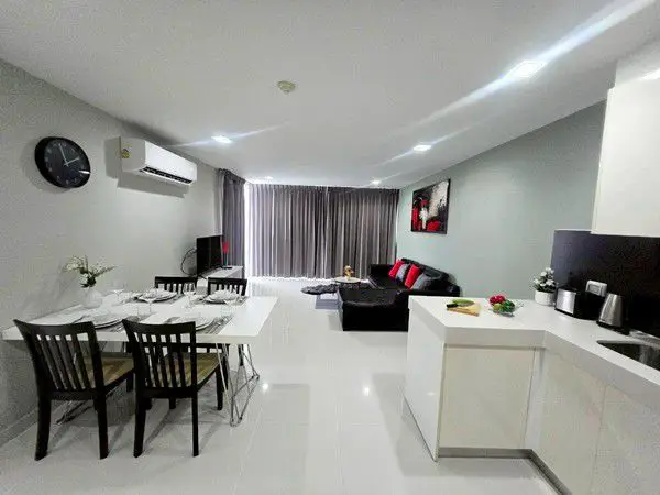  1 bed condo Wongamat with Well Equiped  fitness room on the rooftop that offers great sea and city views.  There are also 2 large communal pools on the ground floor.