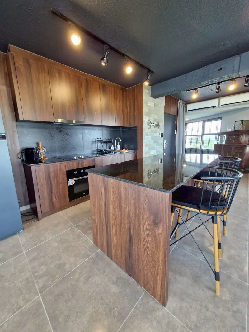 Metro-Jomtien Condotel:  1 bedroom condo located in a prime location next to the Jomtien Beach South for sale