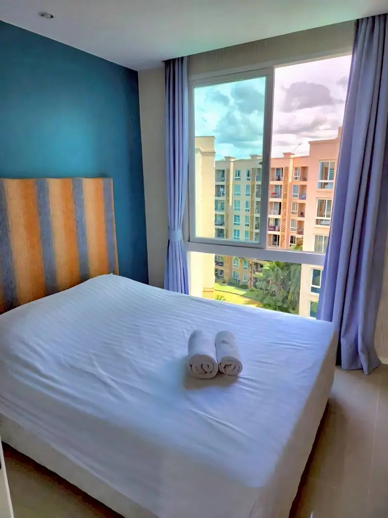 2 bed Condo Central Pattaya with Communal Pool, Gardens,  On-site Bars and Restaurants , Fitness Center and  Jacuzzi 