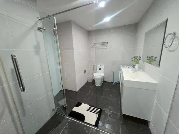  1 bed condo Wongamat with Well Equiped  fitness room on the rooftop that offers great sea and city views.  There are also 2 large communal pools on the ground floor.