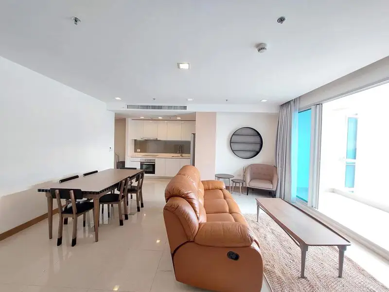 2 bed condo at Palm beachfront condominium with sea views of Pattaya Golf, and  beach frontage.  fully furnished with the balcony for panoramic sea view