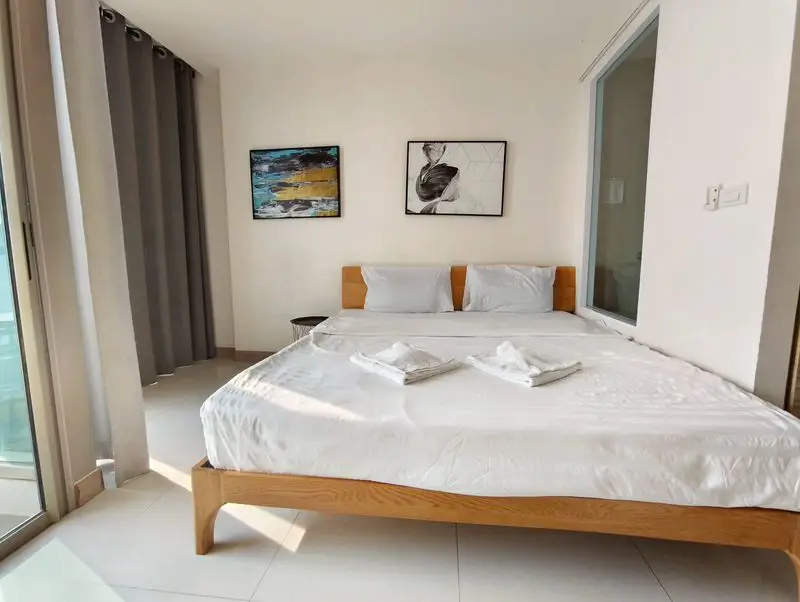 Riviera Jomtien Studio for sale luxury condominium with a  full range of facilities with children's playground, rooftop pool with sunbeds, and a communal gym, allowing commune overlooking sea view. The project is 200 meters close to Jomtien Beach