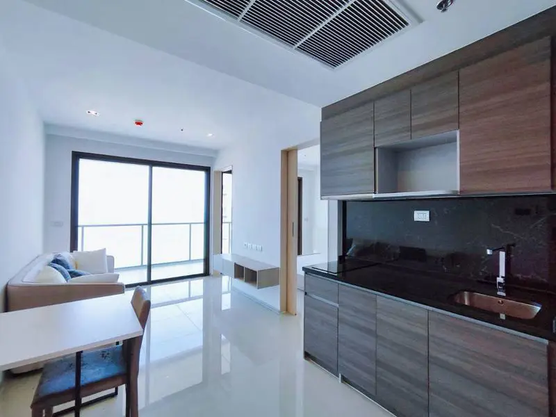  1 bed condo at Aeras luxury beachfront condominium  near Jomtien Beach. Withs 5-star facilities to let you enjoy a 360-degree overlooking with world famous Pattaya Bay 