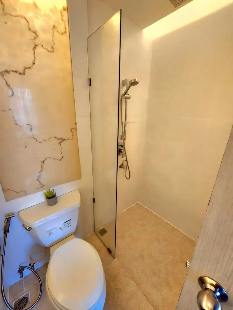 2 bed Condo Central Pattaya with Communal Pool, Gardens,  On-site Bars and Restaurants , Fitness Center and  Jacuzzi 