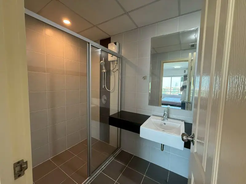 1 bed furnished condo JomtienJust 2 km from Dongtan Beach, Supalai sea view luxury room  with access to a fitness centre, a garden, as well as a lift.