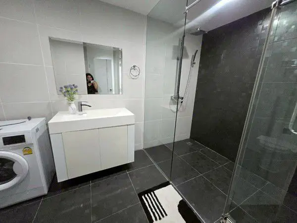  1 bed condo Wongamat with Well Equiped  fitness room on the rooftop that offers great sea and city views.  There are also 2 large communal pools on the ground floor.