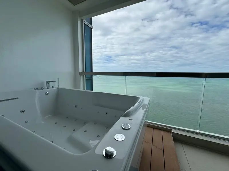 2 bed condo at Palm beachfront condominium with sea views of Pattaya Golf, and  beach frontage.  fully furnished with the balcony for panoramic sea view