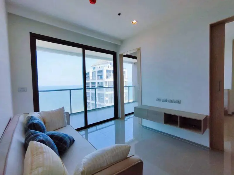  1 bed condo at Aeras luxury beachfront condominium  near Jomtien Beach. Withs 5-star facilities to let you enjoy a 360-degree overlooking with world famous Pattaya Bay 