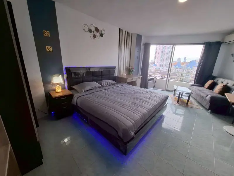 Quality condominium for rent with an extensive range of facilities , including; pool , gym and  fully equipped kitchen, the living rooms, tastefully decorated.