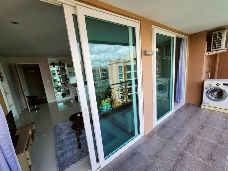 2 bed Condo Central Pattaya with Communal Pool, Gardens,  On-site Bars and Restaurants , Fitness Center and  Jacuzzi 