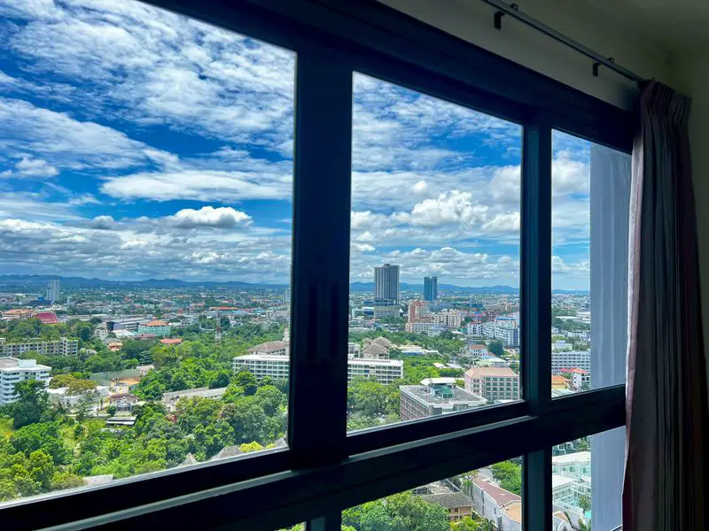 seaview Condo at Zire Wongamat at Wongamat, Pattaya has the following facilities: Swimming pool, Gym, Security, Car park, Garden, Tennis court, Sauna and Concierge.