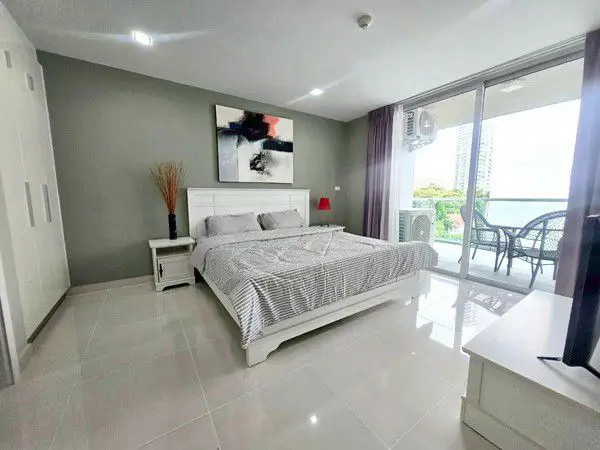  1 bed condo Wongamat with Well Equiped  fitness room on the rooftop that offers great sea and city views.  There are also 2 large communal pools on the ground floor.