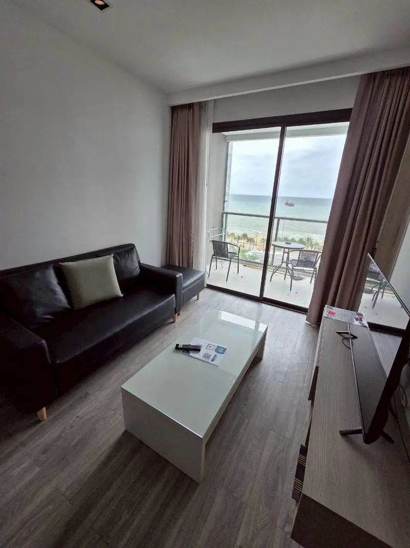 1 bed seaview condo at Aeras  near Jomtien Beach.  5-star facilities to let you enjoy a 360-degree overlooking with wonderful Pattaya Bay and Pattaya views.