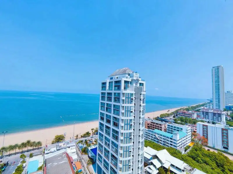  1 bed condo at Aeras luxury beachfront condominium  near Jomtien Beach. Withs 5-star facilities to let you enjoy a 360-degree overlooking with world famous Pattaya Bay 