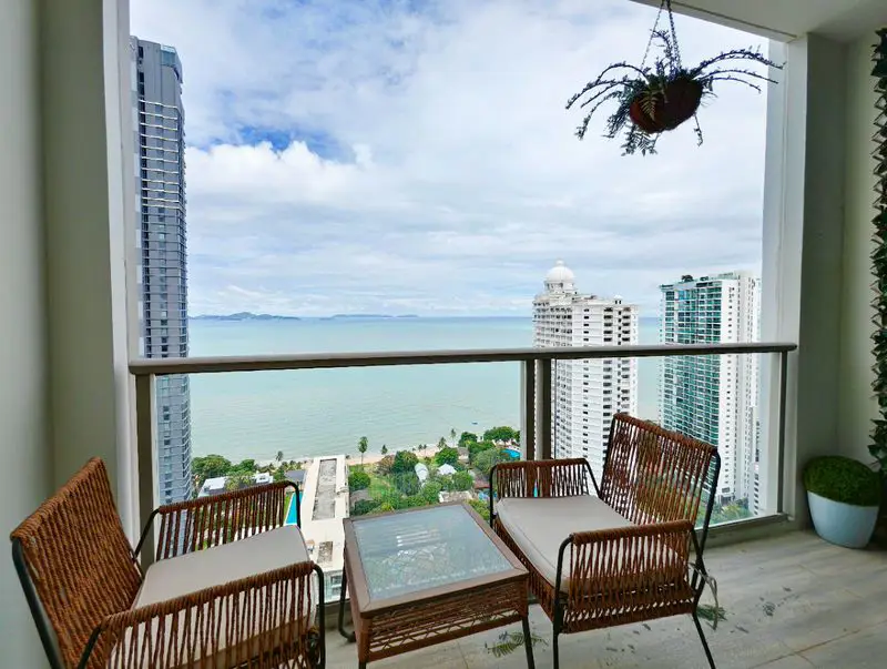 2 bed condo wongamat at the  best location of Pattaya in the Wong Amat area. Easy to North Pattaya Road in 2 minutes to Wong Amat Beach.