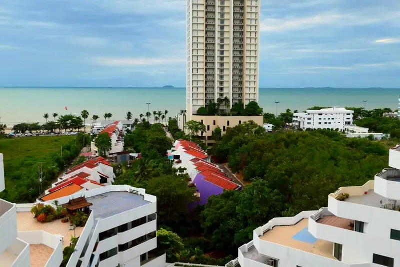 1 bed condo Jomtien prime location near Jomtien Beach South with extensive lush gardens throughout the area.