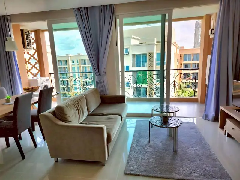 2 bed Condo Central Pattaya with Communal Pool, Gardens,  On-site Bars and Restaurants , Fitness Center and  Jacuzzi 