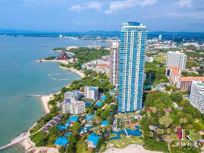 2 bed condo at Palm beachfront condominium with sea views of Pattaya Golf, and  beach frontage.  fully furnished with the balcony for panoramic sea view