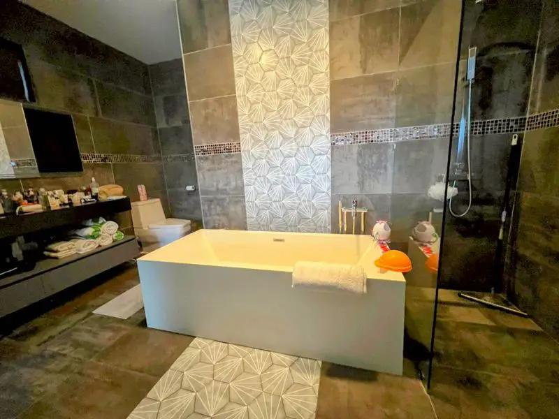 5 bed Pool Villa Pratumnak  ultra-modern and offers 2 separate apartments with 2 and 3 bedrooms each.