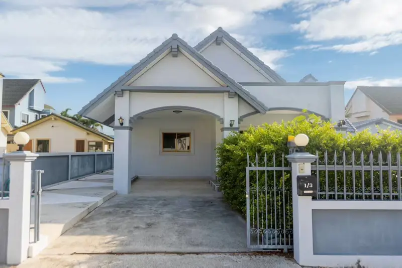 Pool villa for rent, location Mabprachan  Area size 3,600 SQM  Number of 4 bedrooms, 4 bathrooms