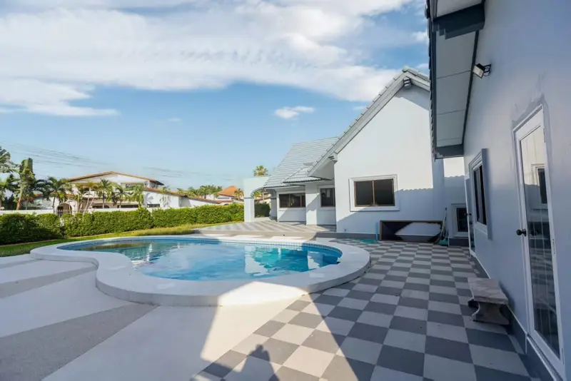 Pool villa for rent, location Mabprachan  Area size 3,600 SQM  Number of 4 bedrooms, 4 bathrooms