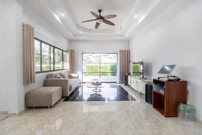 Pool villa for rent, location Mabprachan  Area size 3,600 SQM  Number of 4 bedrooms, 4 bathrooms