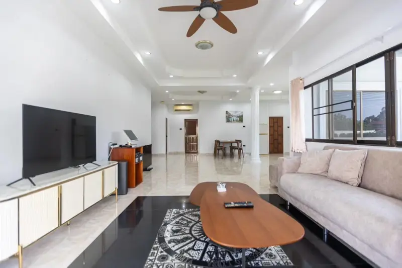 Pool villa for rent, location Mabprachan  Area size 3,600 SQM  Number of 4 bedrooms, 4 bathrooms