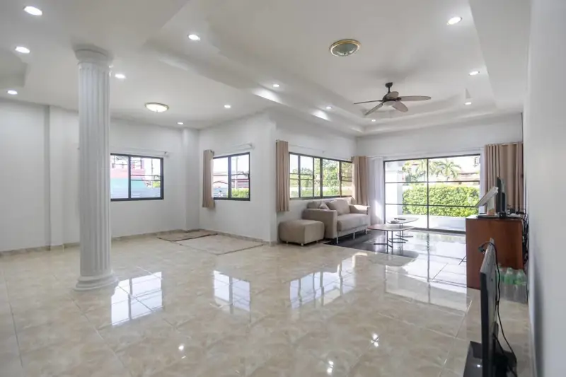 Pool villa for rent, location Mabprachan  Area size 3,600 SQM  Number of 4 bedrooms, 4 bathrooms