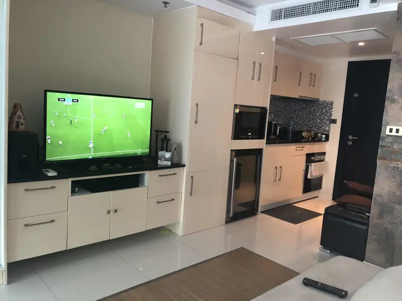  Studio Condo Central Pattaya close to Pattaya’s nightlife, Just off Soi Buakhaw with famous restaurants, with large swimming pool with jacuzzi and communal gym.