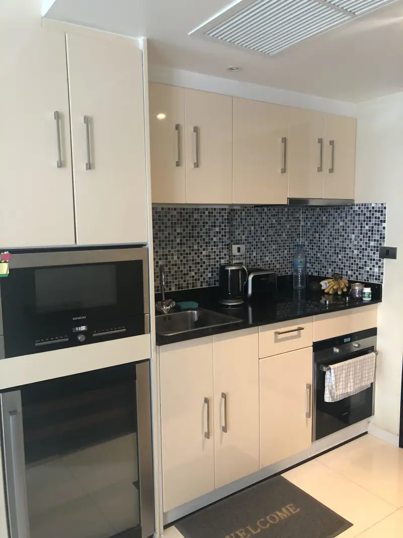  Studio Condo Central Pattaya close to Pattaya’s nightlife, Just off Soi Buakhaw with famous restaurants, with large swimming pool with jacuzzi and communal gym.