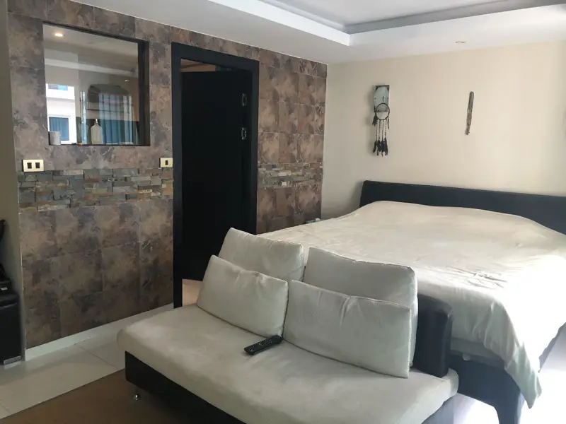  Studio Condo Central Pattaya close to Pattaya’s nightlife, Just off Soi Buakhaw with famous restaurants, with large swimming pool with jacuzzi and communal gym.