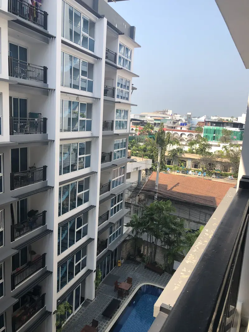  Studio Condo Central Pattaya close to Pattaya’s nightlife, Just off Soi Buakhaw with famous restaurants, with large swimming pool with jacuzzi and communal gym.