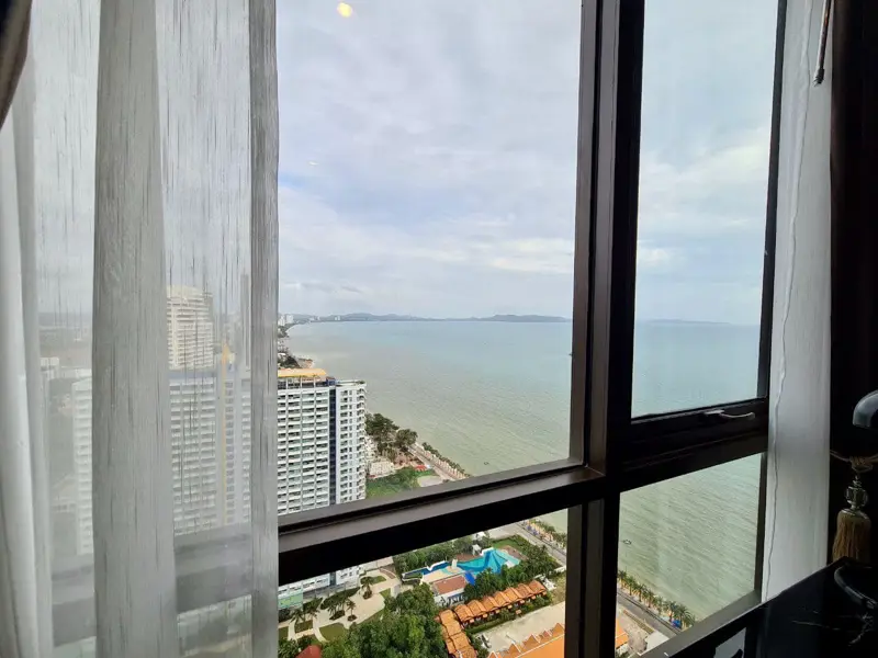 Aeras Condo Jomtien 2 bed for sale  is a luxury beachfront condominium near Jomtien Beach.  360-degree overlooking with wonderful Pattaya Bay and Pattaya views