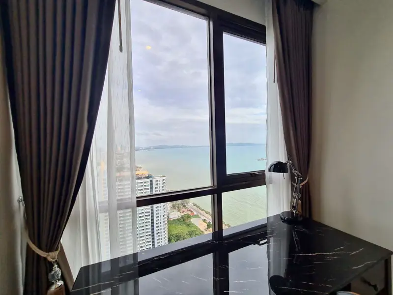 Aeras Condo Jomtien 2 bed for sale  is a luxury beachfront condominium near Jomtien Beach.  360-degree overlooking with wonderful Pattaya Bay and Pattaya views