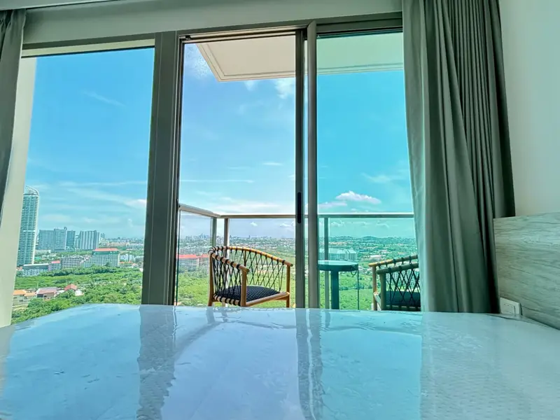 Modern Studio for sale Pattaya with full range of facilities, including an infinity pool and sky garden with stunning 360-degree views of Jomtien Beach