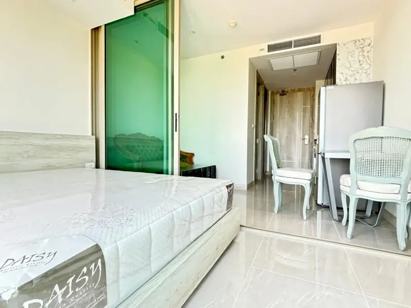 Modern Studio for sale Pattaya with full range of facilities, including an infinity pool and sky garden with stunning 360-degree views of Jomtien Beach