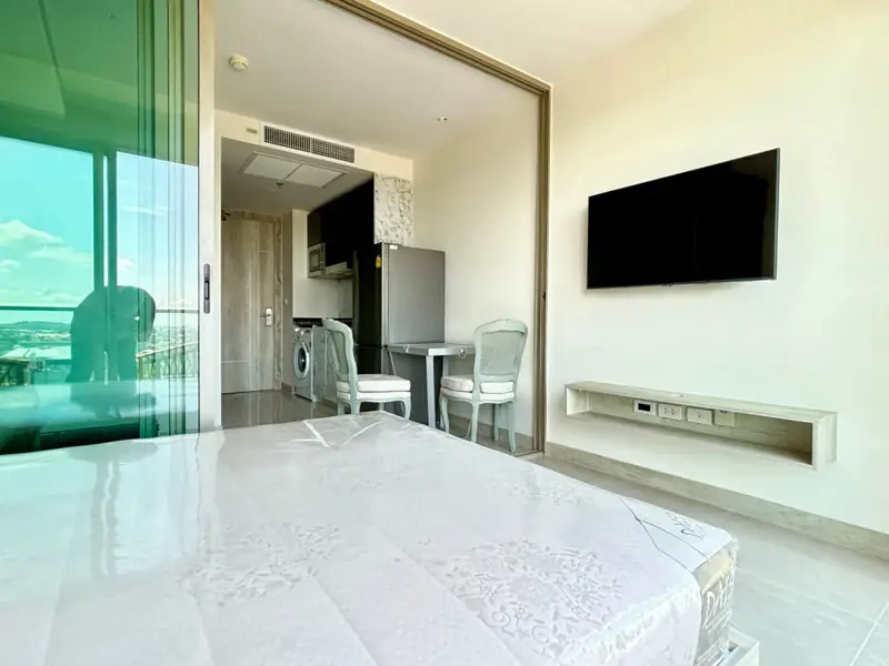 Modern Studio for sale Pattaya with full range of facilities, including an infinity pool and sky garden with stunning 360-degree views of Jomtien Beach