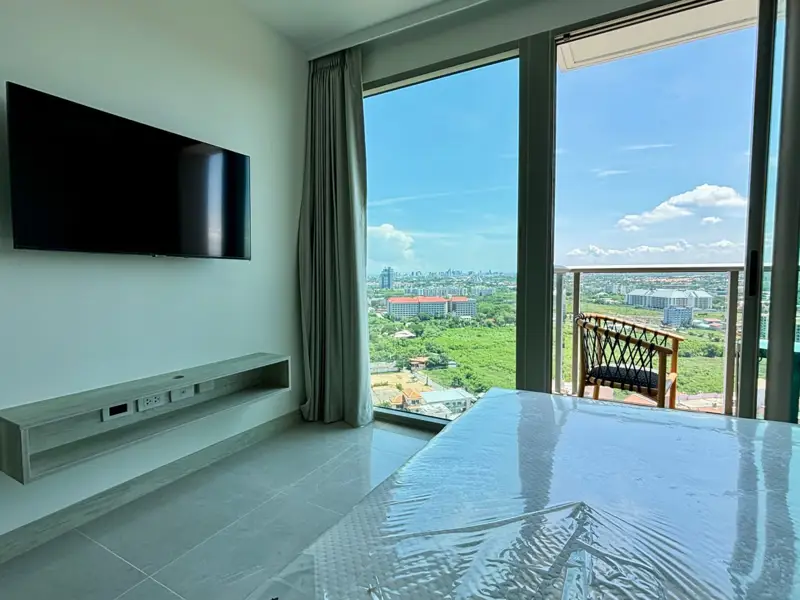 Modern Studio for sale Pattaya with full range of facilities, including an infinity pool and sky garden with stunning 360-degree views of Jomtien Beach