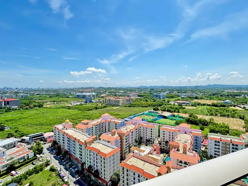 Modern Studio for sale Pattaya with full range of facilities, including an infinity pool and sky garden with stunning 360-degree views of Jomtien Beach