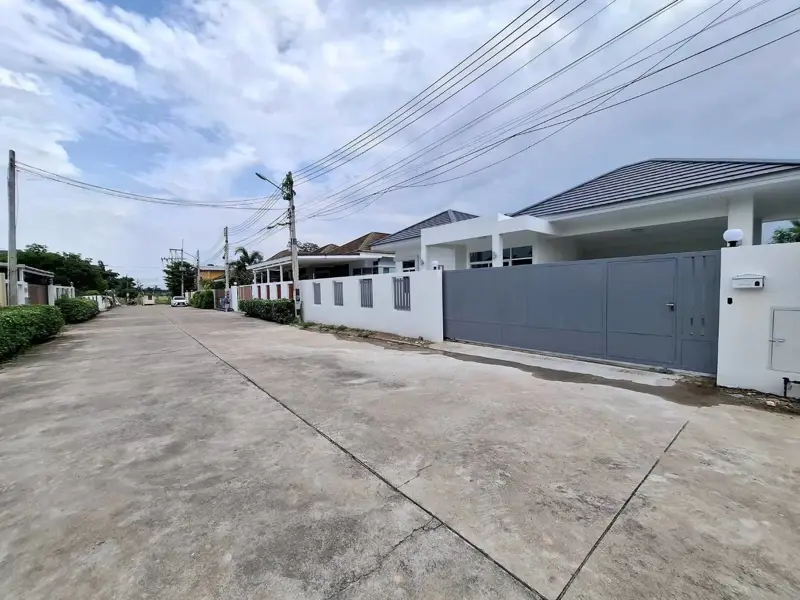 Maneeya Village, Chaiyaphruek 2 -3 Bedroom for rent