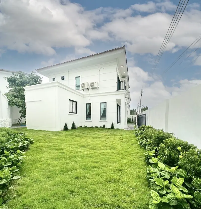 Large pool villa for sale  luxury private pool villa perfectly positioned just off Sukhumvit Road, Quiet neighborhood and  convenient.