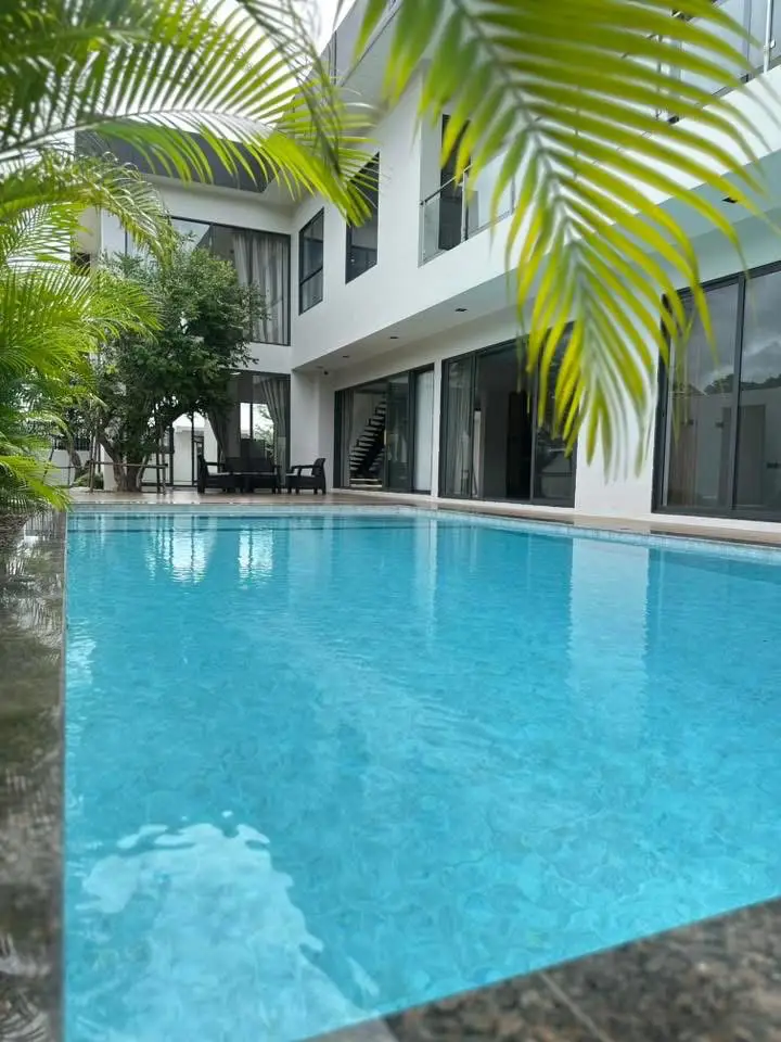 Mabrachan Lake Pool villa 4 Bedrooms – All with private en-suite bathrooms   • 1 Maid’s Room   • 6 Bathroom