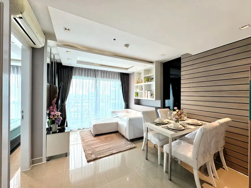 La Santir Pattaya 1 bed condo for sale central city Condo  adjacent to Jomtien Beach, with  large swimming pool, gym, tennis court, on-site shop, jogging track, etc