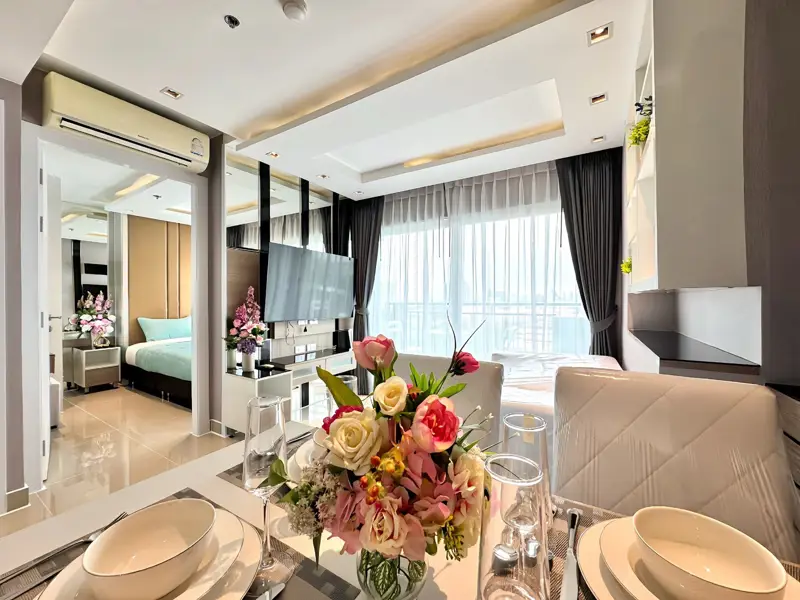 La Santir Pattaya 1 bed condo for sale central city Condo  adjacent to Jomtien Beach, with  large swimming pool, gym, tennis court, on-site shop, jogging track, etc