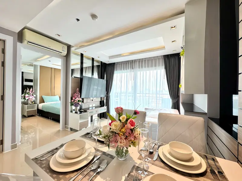 La Santir Pattaya 1 bed condo for sale central city Condo  adjacent to Jomtien Beach, with  large swimming pool, gym, tennis court, on-site shop, jogging track, etc